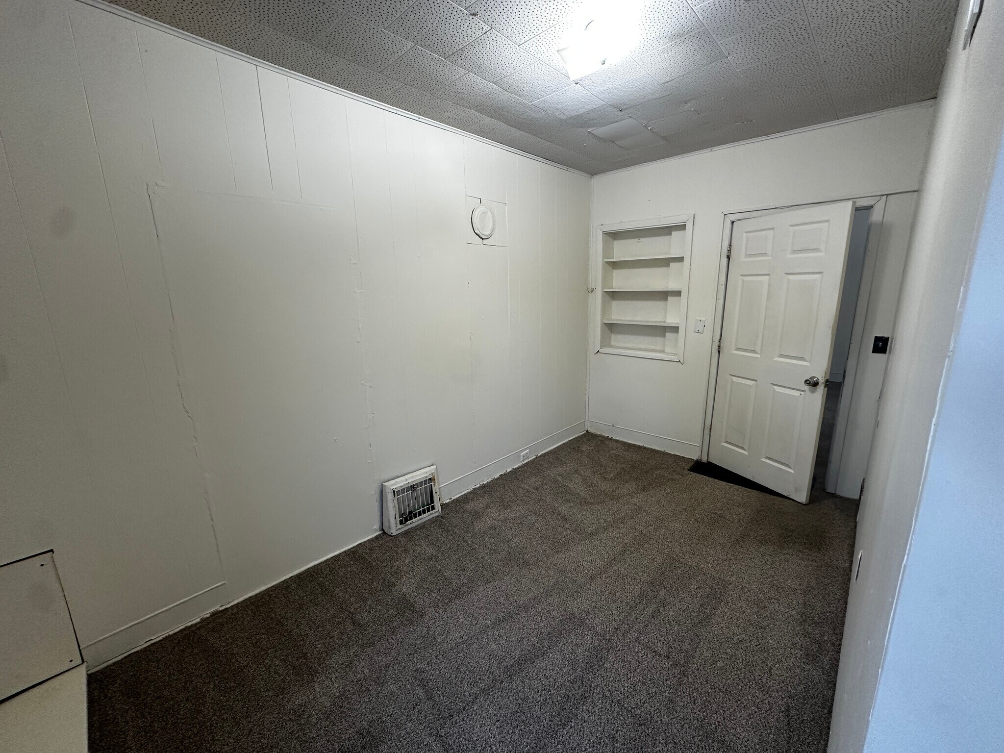 Building Photo - 1402 8th St E