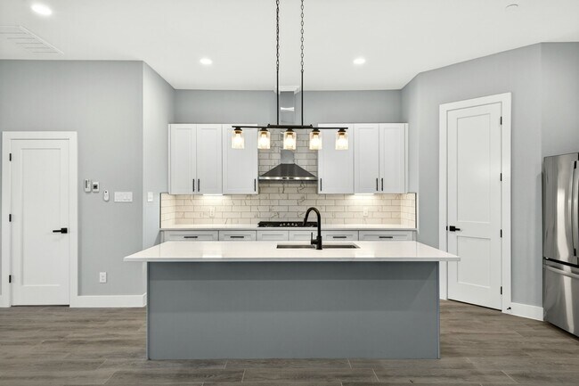Building Photo - 4517 Larch Ln