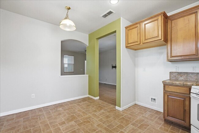 Building Photo - 2803 Crested St