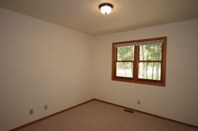 Building Photo - 3 Fairway Dr