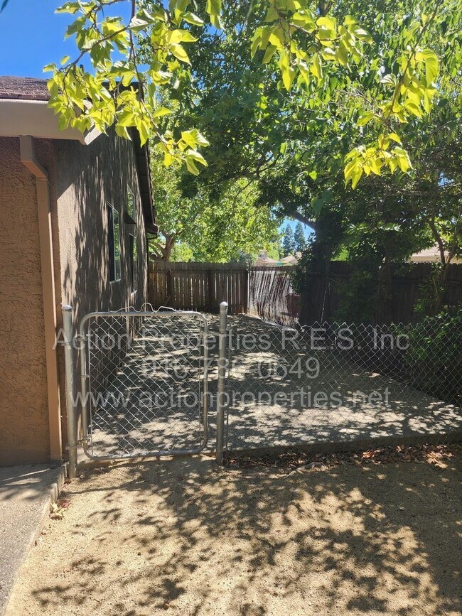 Building Photo - West Roseville 3 bedroom 2 bathroom 1406 sqft Three Car Garage Walking to Wood Creek High