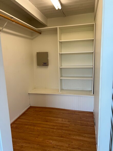 Building Photo - 2650 Glendower Ave