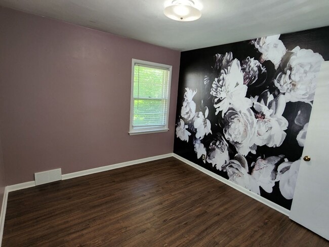 Building Photo - 3 bedroom Tosa ranch