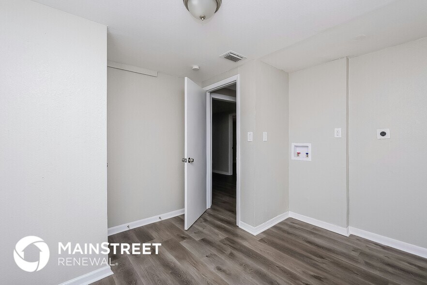 Building Photo - 7145 Pinewood Dr