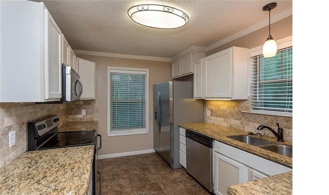 Building Photo - Comfy 4-Bed/3-Bath 3 blocks from A&M with all appliances, backyard, 5 min to grocery store