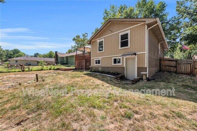 Building Photo - 305 NW Shamrock Ave