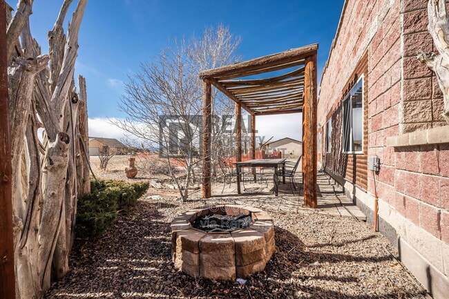 Building Photo - 531 E Milt Dr