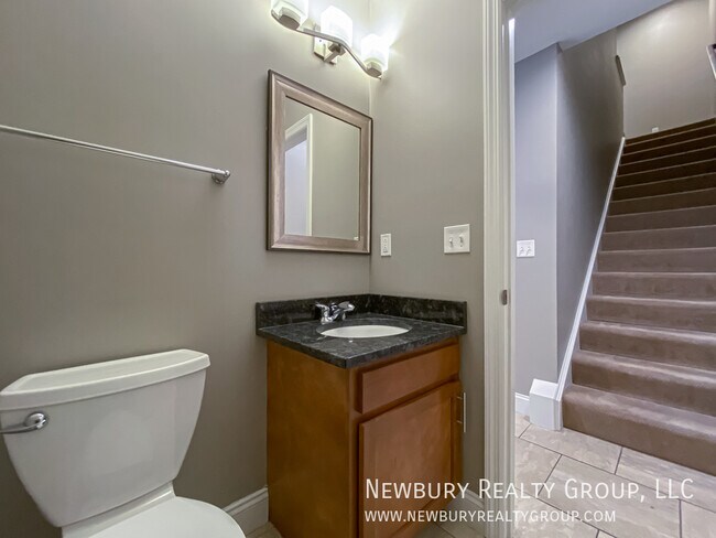 Building Photo - 147 Banksville Pl