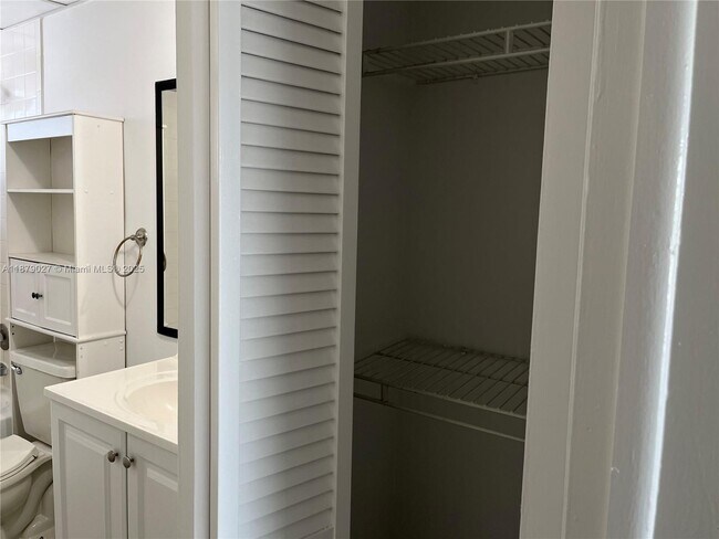 Building Photo - 9365 Fontainebleau Blvd