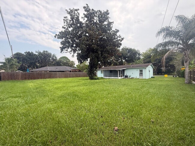 Building Photo - Charming 2 bedroom 1.5 bathroom home