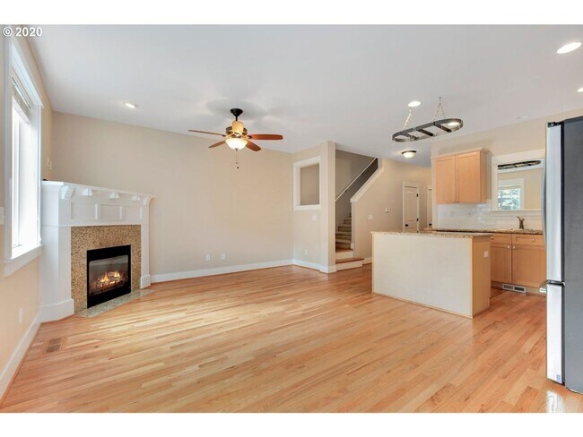Building Photo - Bright Bull Mountain Townhome - Hardwoods, Granite, Private Patio, Garage, and more!