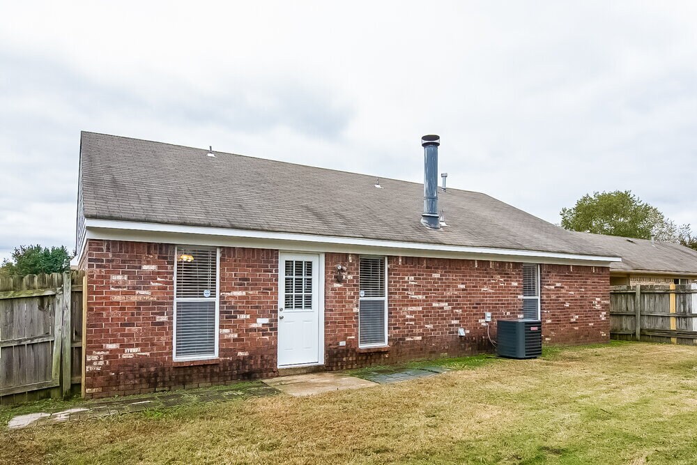 Building Photo - 10102 Williford Dr