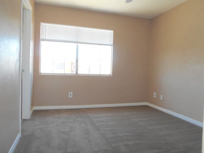 Building Photo - Spacious 4 bedroom Home Located in the Desirable Area of Henderson!