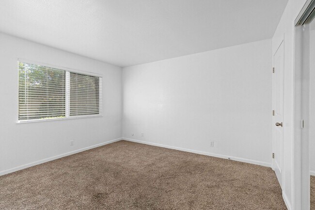 Building Photo - 802-816 Lincoln Avenue