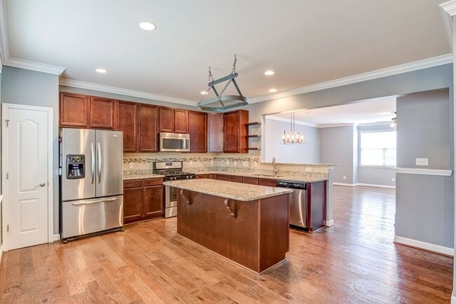 Building Photo - 4 Bedroom Heritage Townhome