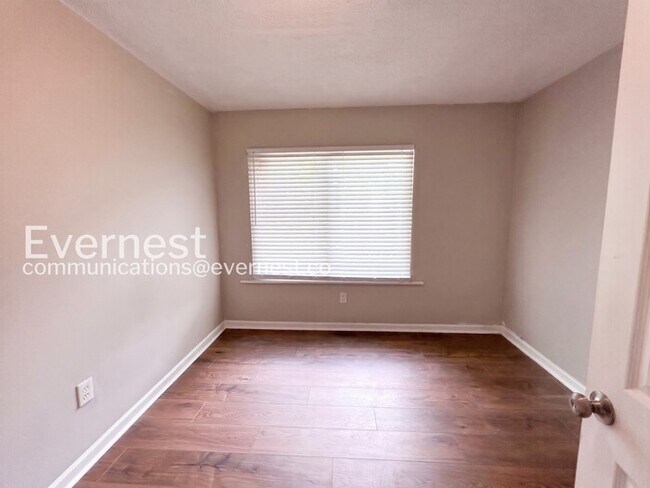Building Photo - 5 Bed, 3 Bath Home with Garage / Pet-Friendly / Vouchers Accepted / Available Now!
