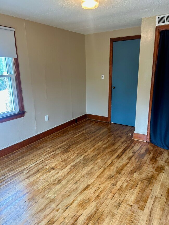 Building Photo - Convenience !!