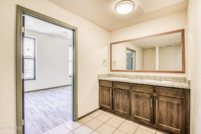 Building Photo - 312 E Overland Ave