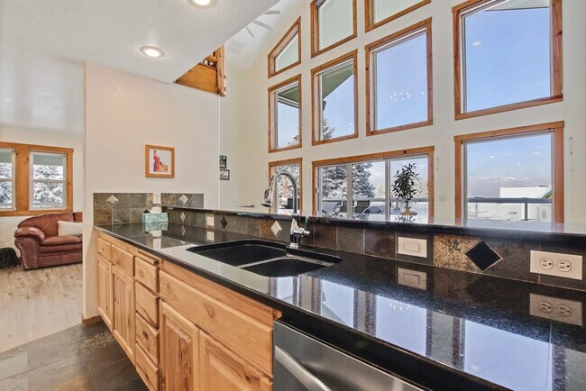 Building Photo - 130 Par Dr