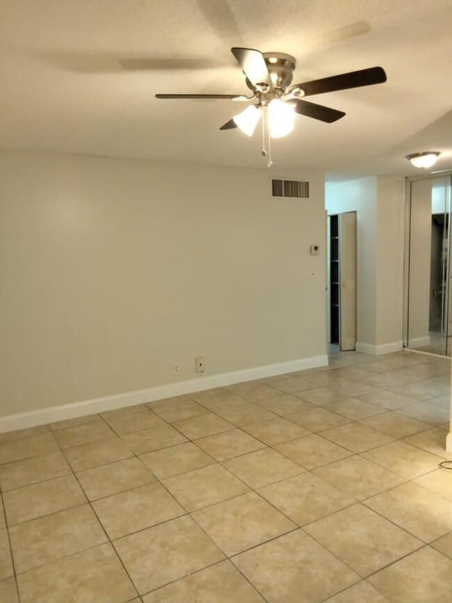 Building Photo - Large 1 Bed 1 Bath in Lauderdale Lakes