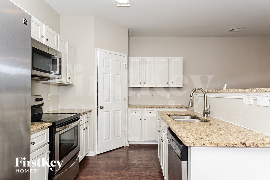 Building Photo - 3383 Estes Dr