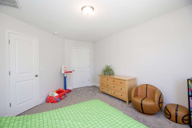 Building Photo - "Spacious 4-Bedroom Gem with 3 Full Baths - 2344 Sq Ft of Comfort on Stackhouse Drive!"