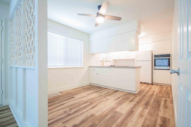Building Photo - 5085 N Roosevelt Ave