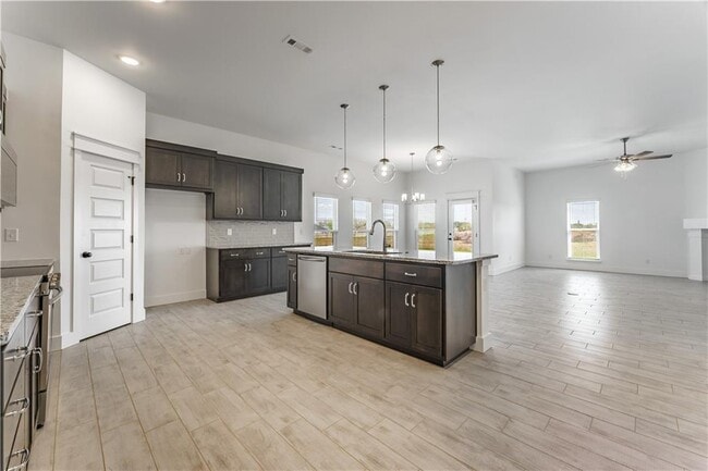 Building Photo - 800 Lewis St