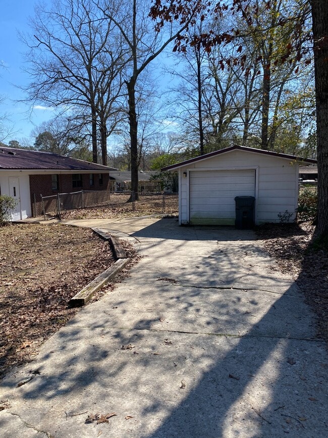 Building Photo - 1000 Fairlane Dr