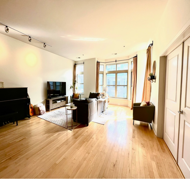 Building Photo - 1209 N Charles St