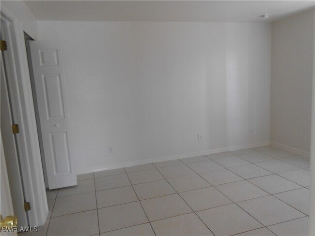 Building Photo - 4946 Golfview Blvd