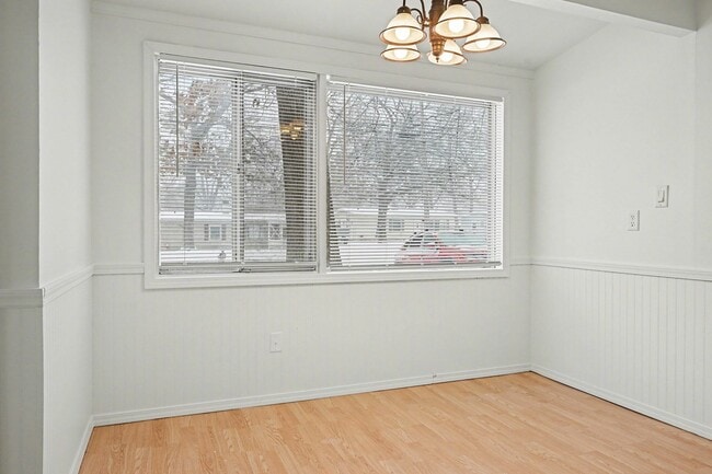 Building Photo - 2423 Sonora St