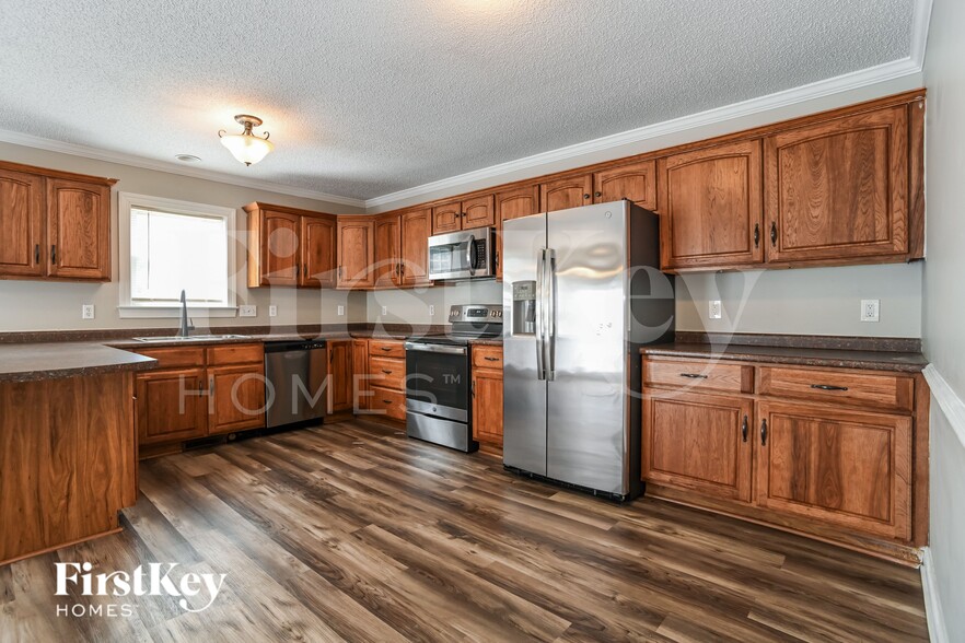 Building Photo - 811 Willow Ln