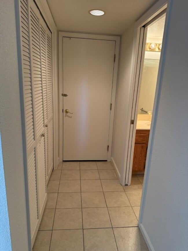 Building Photo - Modern 4 Bedroom 3 Car Garage Dixon *Star ...