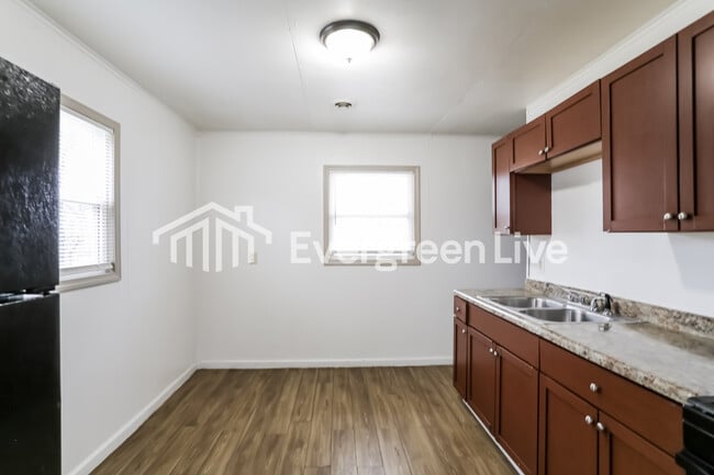 Building Photo - 3189 Astor Ave