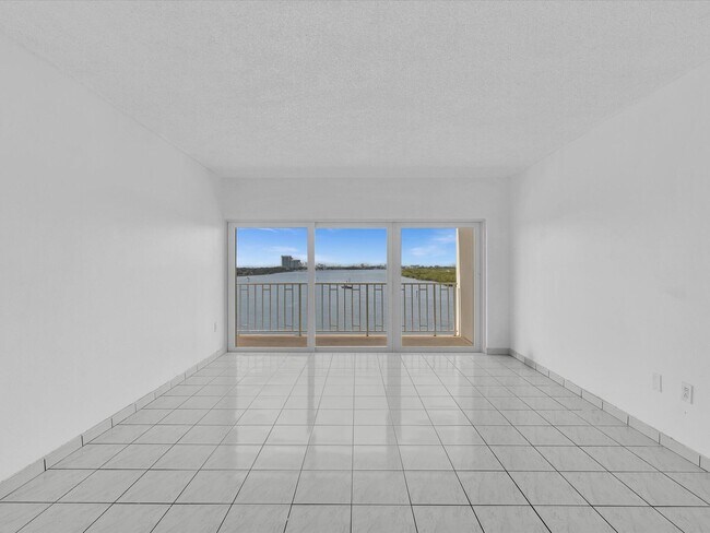 Building Photo - 500 Bayview Dr