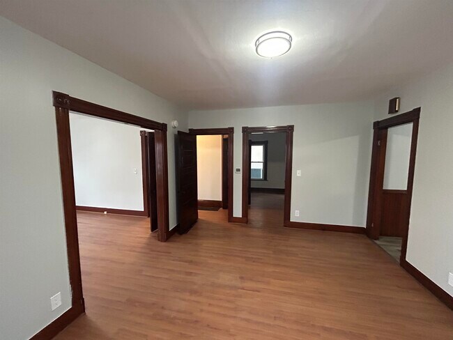 Building Photo - 6 1/2 Holmes St