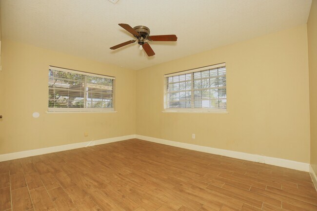 Building Photo - 103 E Meadow Ln