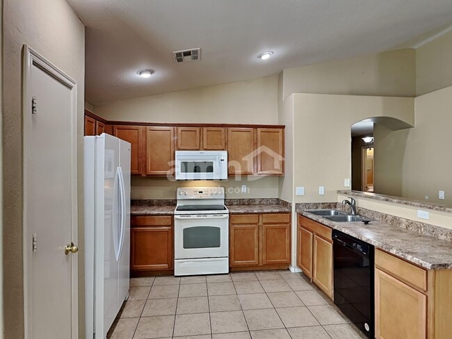 Building Photo - 1172 E Elm Rd