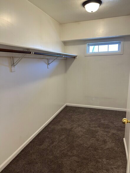 Building Photo - 8333 S Valiant Dr
