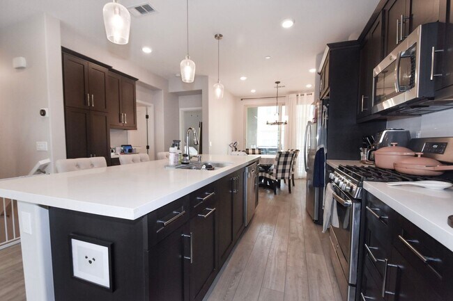 Building Photo - 1812 Mint Ter