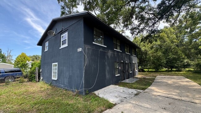 Building Photo - Affordable Ground-Floor Unit with Great City Access