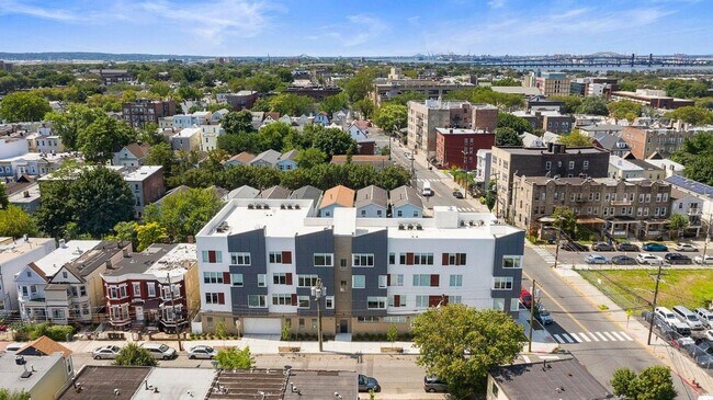 Building Photo - 306 Bergen Ave