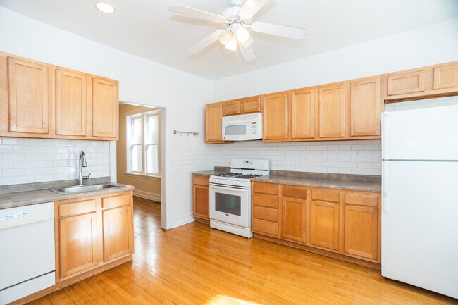 Building Photo - 3033 W Gunnison St