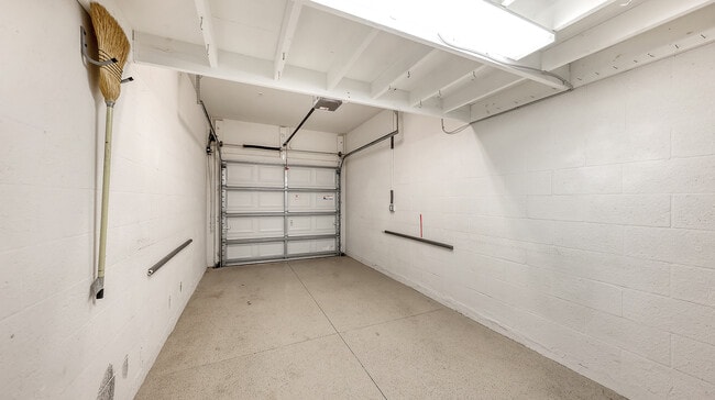 Building Photo - 7863 Moonstone Dr