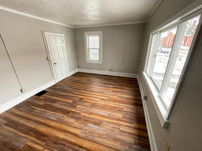 Building Photo - 338 Erie St