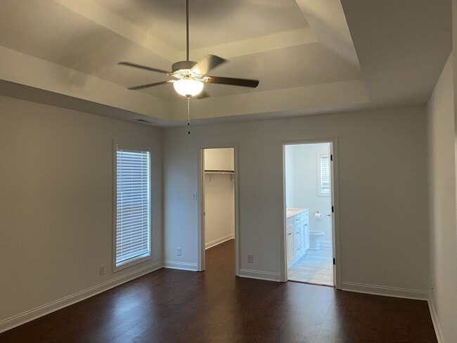 Building Photo - 4 bed, 3 bath, under $1900  Wow.