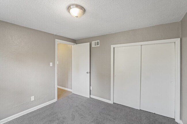 Building Photo - Charming 2 Bedroom Home in KCK! First Month Rent Free!