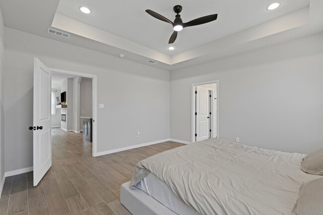 Building Photo - Grand in Granbury!