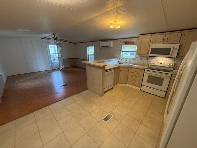 Building Photo - 2 Bedroom 1 Bath House With Covered Patio,...